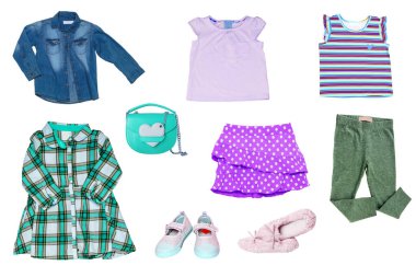 Beyaz üzerine izole edilmiş küçük kız yaz kıyafetleri kolajı. Çocuk giyim koleksiyonu. Childs moda kıyafeti. Etek, şort, gömlek, elbise, kot, çanta, kazak, ayakkabı..