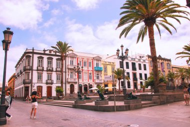 Gran Canaria, İspanya, Las Palmas - 22 Haziran 2024. Santa Ana Katedrali 'nin tam önünde aynı ismin karesi var. Meydan eski belediye binasını katedrale bağlıyor..