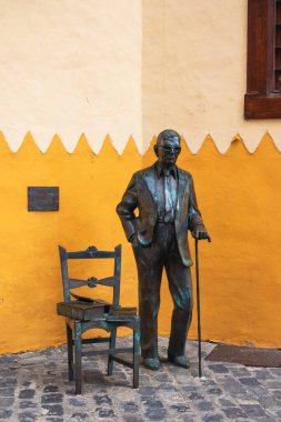 Gran Canaria, İspanya, Las Palmas - 22 Temmuz 2024 Casa Colon 'daki adanın yazarı ve bestecisi Nestor Alamo Hernandes' in anısına bronz heykel.