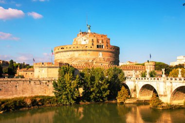 Puerto de las Nieves, Gran Canaria adası İspanya 20 Temmuz 2024. Turistler ve yerel halk tipik beyaz-mavi romantik mimari limanına sahip..