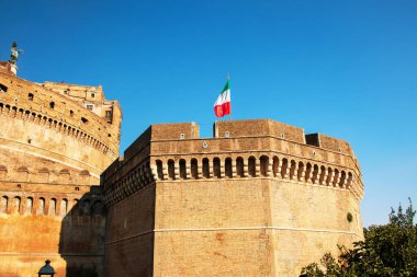 Rom, İtalya - 15 Ekim 2022. Castel Sant Angelo, Roma 'daki en ünlü binalardan biridir. Direkt olarak Lungotevere Castello 50 'deki Tiber Nehri' nin üzerinde..