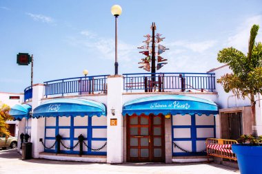 Puerto de las Nieves, Gran Canaria Adası, İspanya - 20 Temmuz 2024. La Taberna del Puerto De Agaete restoranı deniz ürünleri, et yemekleri ve İber jambonu sunar..