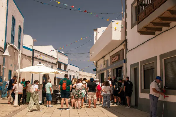 Puerto de las Nieves, Gran Canaria Adası, İspanya - 20 Temmuz 2024. Kactus zincirinin önündeki bir turist. Kanarya Adaları 'nın hatıraları, el sanatları ve tipik ürünleri..