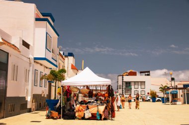 Puerto de las Nieves, Gran Canaria adası İspanya 20 Temmuz 2024. Turistler ve yerel halk tipik beyaz-mavi romantik mimari limanına sahip..