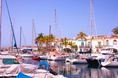 Gran Canaria, İspanya, 18 Haziran 2024. Küçük bir balıkçı limanı, romantik sokakları ve güzel mimarisi olan küçük Venedik olarak da bilinen Puerto de Mogan hakkında bir bilgi işareti..