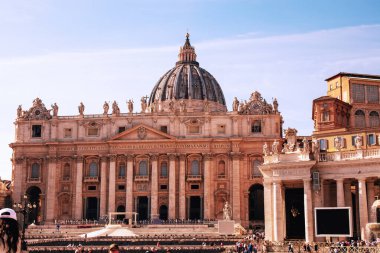 Vatikan Şehri, Rom, St. Peter Meydanı 14 Ekim 2022. Roma 'daki Vatikan' da Aziz Peters Bazilikası 'nın (San Pietro) önündeki Aziz Peters Meydanı' ndaki insanlar.