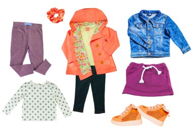 Beyaz üzerine izole edilmiş küçük kız yaz kıyafetleri kolajı. Çocuk giyim koleksiyonu. Childs moda kıyafeti. Etek, şort, gömlek, elbise, kot ceket, kazak, ayakkabı..