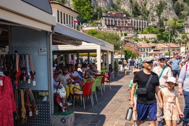 Limon, İtalya, Lombardiya, 01 Mayıs 2025. Limon Konsolosu Garda 'nın limanı yakınlarındaki turistler cennet gibi sokaklarda geziniyorlar. Garda Gölü 'nde ünlü bir yer..