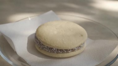 Alfajore, lezzetli geleneksel Arjantin sandviç kurabiyeleri. Karamelli süt ve hindistan cevizi ile doldurulmuş..