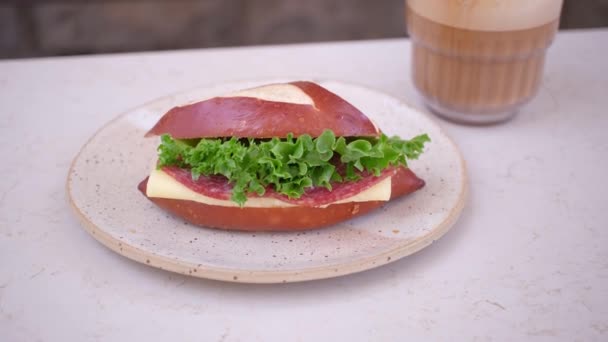 Salamlı Peynirli Marullu Sandviç Kahvaltı — Stok video