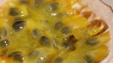 Dilimlenmiş taze egzotik tutku meyvesi.. 