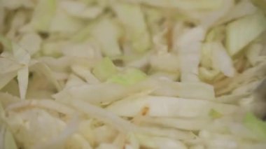 Kızartma tavasında lahana..