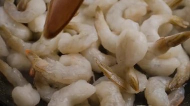  Tavada büyük kaplan karidesleri pişirmeye yakın çekim..