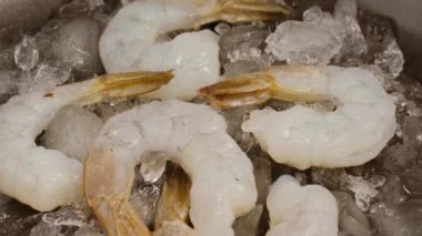 Buz üstünde taze karides tezgahı, döner tablada kusursuz dönüş..