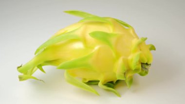 Sarı ejderha meyvesi veya pitaya yakın çekim.