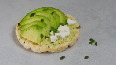 Avokado, beyaz peynir ve kekikli çıtır ekmek. Kolay kahvaltı, yakın plan..