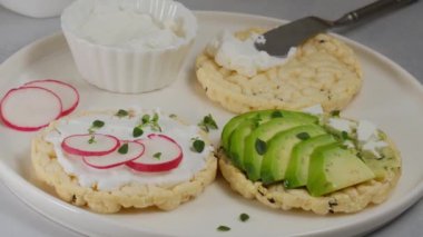 Krem peynir, avokado, turp şeritleri ve kekikli çıtır ekmek. Kolay kahvaltı konsepti..