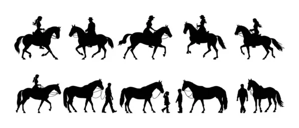 Silhueta Pessoas Diferentes Andando Com Jogo Cavalo — Fotografia de Stock