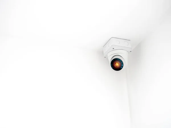 Digitale Oogtechnologie Witte Beveiligingscamera Bewaking Aan Het Plafond Hoekkamer Het — Stockfoto