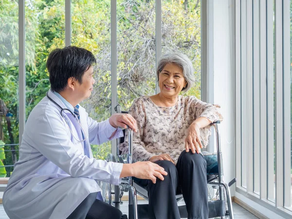 Улыбается Счастливая Пожилая Азиатка Пожилая Пациентка Сидящая Инвалидной Коляске Разговаривая — стоковое фото