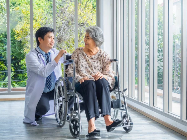 Χαμογελώντας Ευτυχισμένη Ασιάτισσα Ηλικιωμένη Ηλικιωμένη Ασθενής Κάθεται Αναπηρική Καρέκλα Μιλώντας — Φωτογραφία Αρχείου