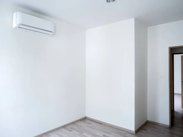 Blanco Witte Muurachtergrond Met Aan Muur Gemonteerde Airconditioner Lege Kamer — Stockfoto
