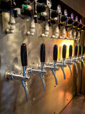 Bar ve restoranda soğuk bira için sıra sıra bira. Bira makinesi, içecek soğutma ve dağıtım sistemi basınç regülatörü, dikey stil.