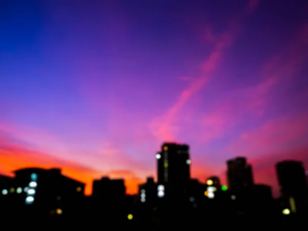 Verschwommene Silhouette Des Gebäudes Stadtbild Auf Violettem Und Blauem Himmel — Stockfoto