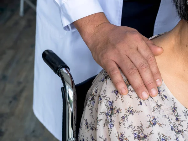 Zamknij Dłonie Lekarza Dotykając Ramienia Starszego Pacjenta Wózku Inwalidzkim Mężczyzna — Zdjęcie stockowe