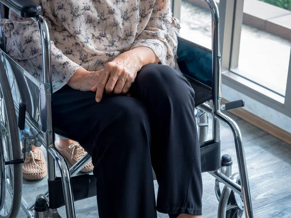 Пожилая Женщина Сидит Инвалидной Коляске Полу Колясочник Помощник Гуляют Дому — стоковое фото