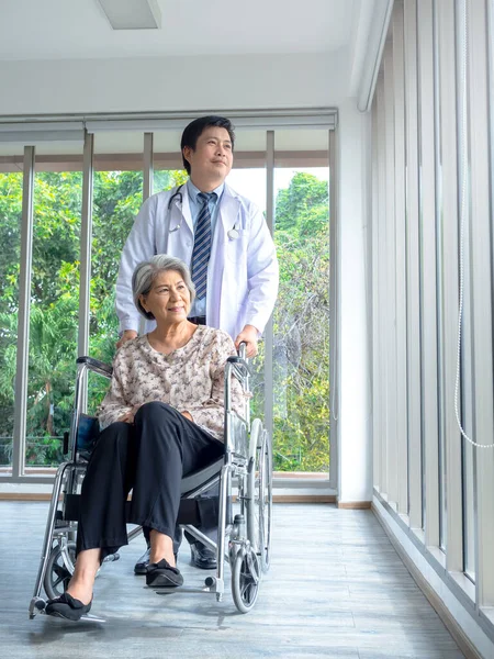 Улыбается Счастливая Пожилая Азиатка Пожилая Пациентка Сидит Инвалидной Коляске Мужчина — стоковое фото