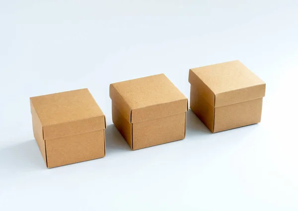 白い背景に3つの段ボール箱が隔離されました カートンギフトボックス 上に蓋付きの正方形のクラフト紙箱 オンラインショッピングと配送の概念とパッケージ — ストック写真