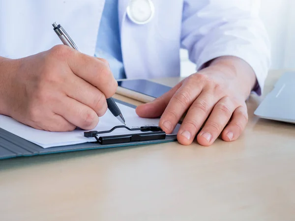 Zamknij Długopis Ręce Lekarza Biurku Gdy Będzie Pisał Dokumentację Pacjenta — Zdjęcie stockowe