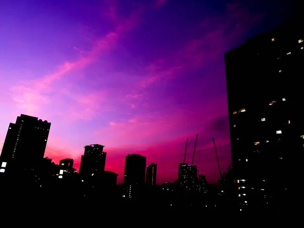 Silhouet Van Gebouw Stadsgezicht Paarse Blauwe Lucht Achtergrond Bokehs Aansteken — Stockfoto