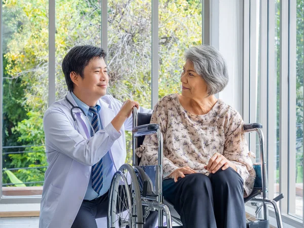 Sourire Positif Homme Asiatique Médecin Blouse Blanche Parle Avec Soin — Photo