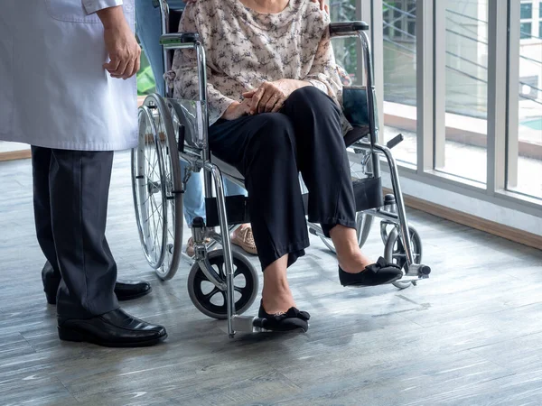 Mulher Idosa Paciente Pessoa Senta Cadeira Rodas Chão Enquanto Homem — Fotografia de Stock