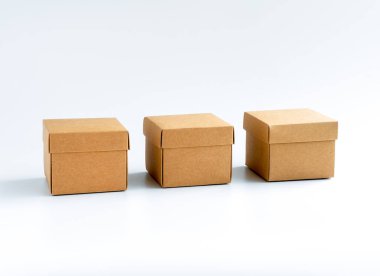 Beyaz arka planda izole edilmiş üç karton kutu. Karton hediye kutusu, hediyeler. Üzerinde kapağı olan kare kraft kağıt kutu. Teslimat, paket, çevrimiçi alışveriş ve nakliye kavramlarıyla ambalaj.