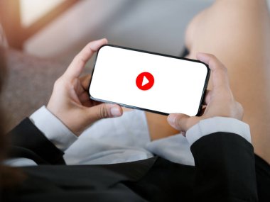 Cep telefonunda beyaz ekran arka planında kırmızı düğme simgesi, iş kadınlarının elinde yatay tutuş. Film, eğlence ya da sosyal ağ içeriği, dinlenme zamanı.