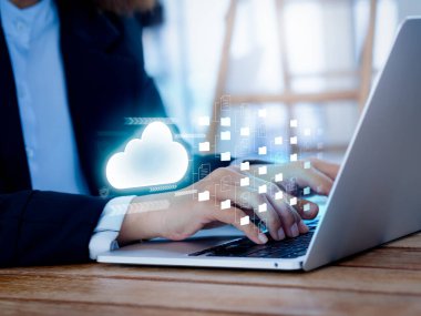 Bulut depolama teknolojisi kavramı. Glow Cloud teknik simgesi ve sanal bir bilgisayar ekranında yönetim dijital dosyaları ve klasörlerini transfer et. Çevrimiçi Belge işbirliği ve paylaşım yazılım sistemi.