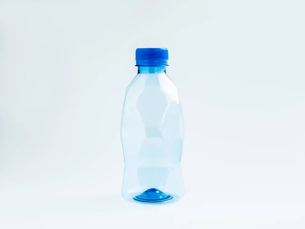 Пустая Геометрия Пластиковой Бутылки Полигоном Формы Небольшой Размер Голубой Крышкой — стоковое фото