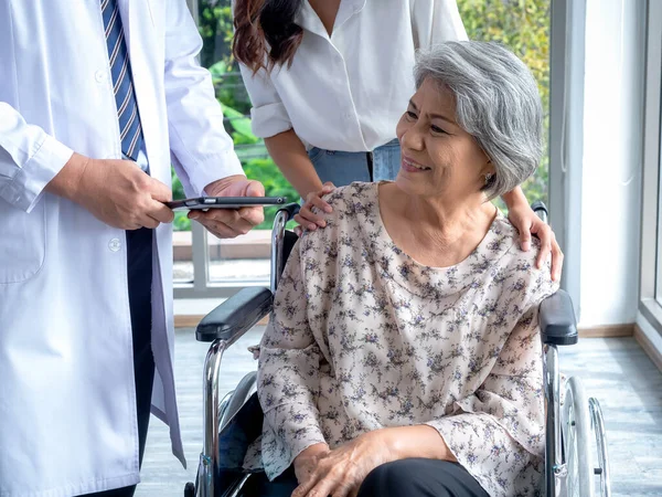 Πορτρέτο Χαμογελαστού Ηλικιωμένη Γυναίκα Ασθενείς Αναπηρική Καρέκλα Βοηθό Την Πάρει — Φωτογραφία Αρχείου