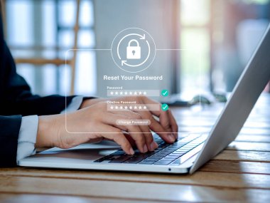 Parola kavramını sıfırla. Kilit simgesi, güvenlik kodu parola sayfasında gösterilirken iş adamı ofiste dizüstü bilgisayar kullanıyor. İnternet sitesinde veya veri koruma uygulamasında siber güvenlik teknolojisi.