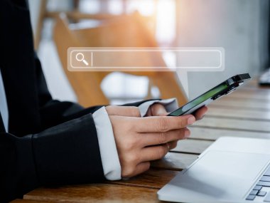 business sperson tarafından kullanılan akıllı cep telefonunda metin için boş alanı olan arama motoru çubuğu. Web sitesindeki bilgi için veri arama teknolojisi optimizasyonu. İnternet konseptinde iş araması.