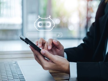 Sohbet GPT ve Yapay Zeka Araması (yapay zeka teknolojisine göre arama) kavramları. Chatbot, akıllı robot simgesi ve arama motoru çubuğu akıllı cep telefonunda ortaya çıkıyor..