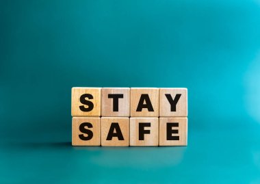 Güvenli konsept. Su mavisi arka planda izole edilmiş ahşap küp yığını üzerinde 