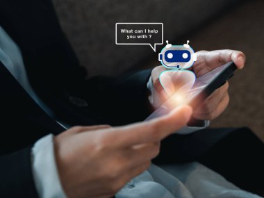 Yapay zeka, yapay zeka robot teknolojisi kavramı. Elinde konuşma balonu olan dijital akıllı robotun hologramı telefonda, robot uygulaması ve konuşma asistanı otomatik servis.