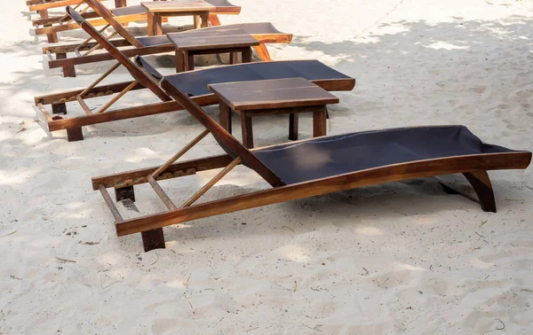 Empty Adjustable Wooden Sunbeds Nobody Decoration Sandy Beach Tree Sunny — Stock Photo, Image