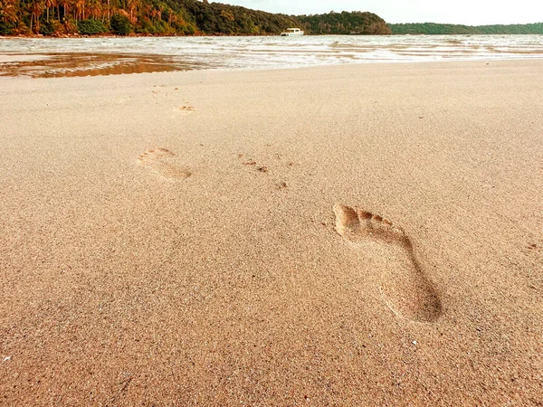 在沙滩上留下脚印在沙滩上的海景和岩石岛上行走的脚步声带来的特写脚印 还有复制的空间 海滩旅行 夏季背景概念 — 图库照片