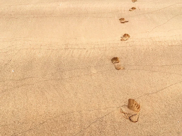 在沙滩上留下脚印在沙滩上走脚步声的特写镜头 带着复制空间 海滩旅行 夏季背景概念 — 图库照片