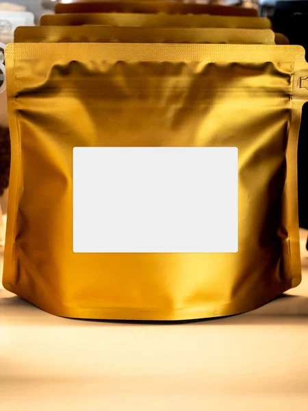 Пустой Белый Шаблон Этикетки Пустой Современной Упаковке Мешок Золотой Фольги — стоковое фото